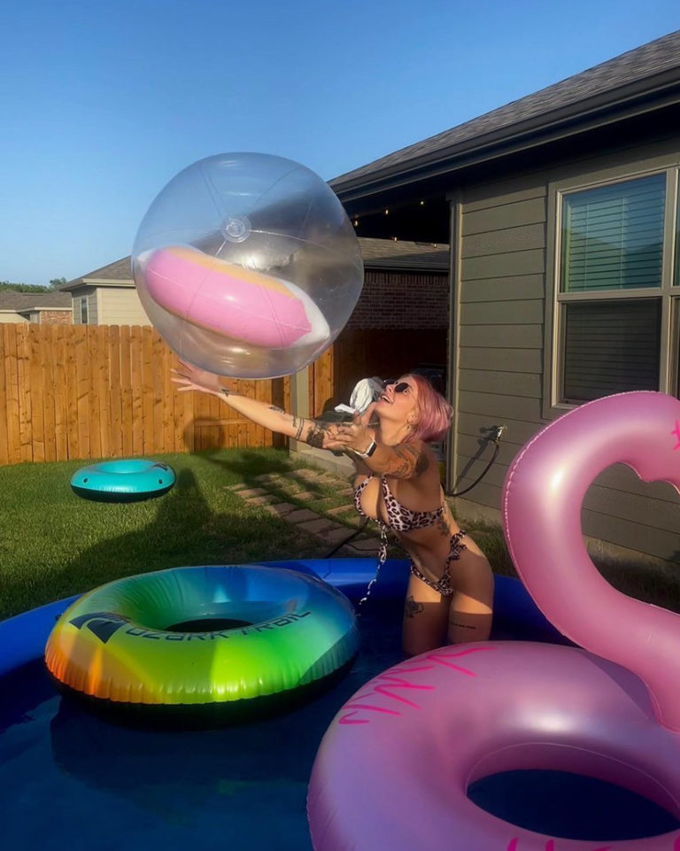 mujer atrapando pelota inflable